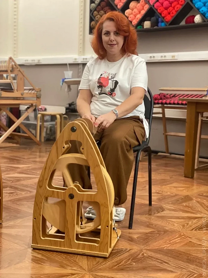Татьяна за прялкой на курсе прядения в школе Украса