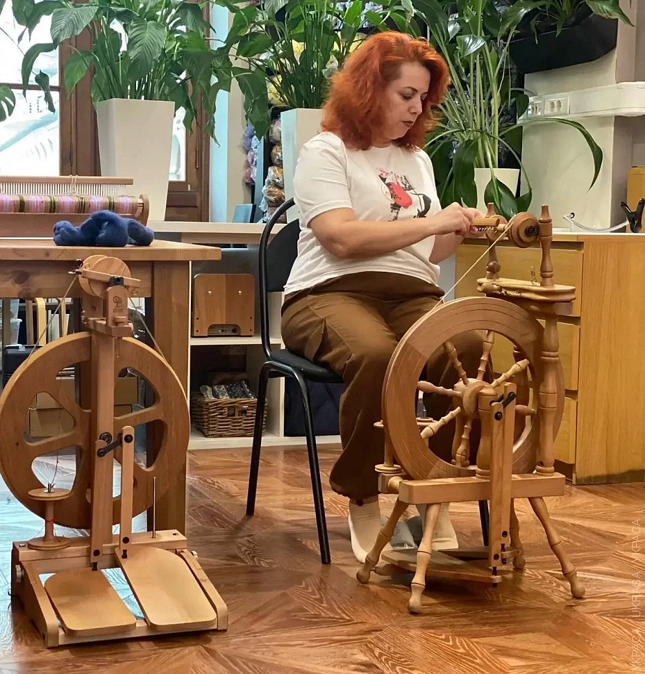 Татьяна за прялкой на курсе прядения в школе Украса