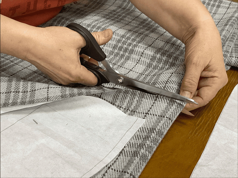 Раскрой ткани, сотканной вручную, тартан из альпаки с шелком